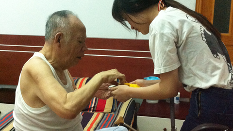 Chăm sóc người cao tuổi ốm: Không cẩn trọng bệnh nặng thêm