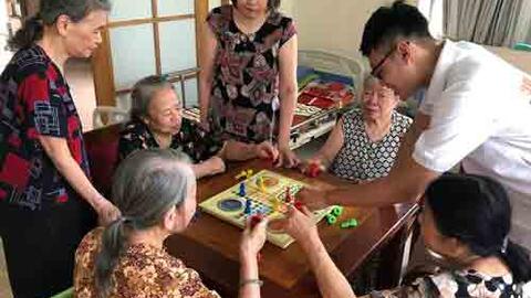 Chăm sóc người cao tuổi tại nhà dưỡng lão